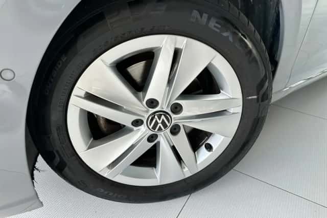 Volkswagen Golf (2021) thumbnail 2