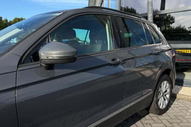 Volkswagen Tiguan (2021) thumbnail 2