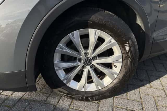 Volkswagen Tiguan (2021) thumbnail 3