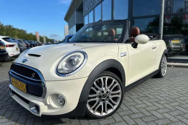 MINI Cabrio (2016) thumbnail 2