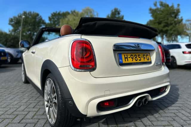 MINI Cabrio (2016) thumbnail 4