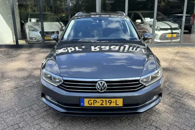 Volkswagen Passat (2015) thumbnail 3