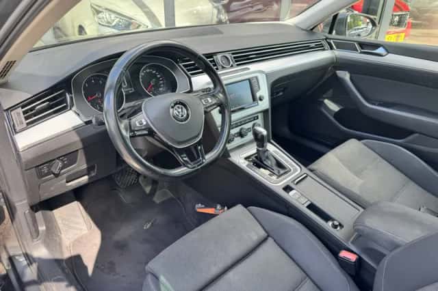 Volkswagen Passat (2015) thumbnail 5