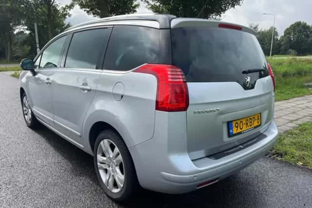 Peugeot 5008 (2011) thumbnail 3