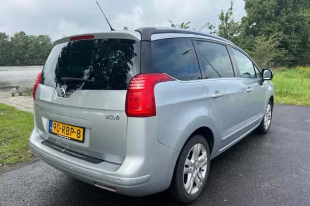 Peugeot 5008 (2011) thumbnail 4