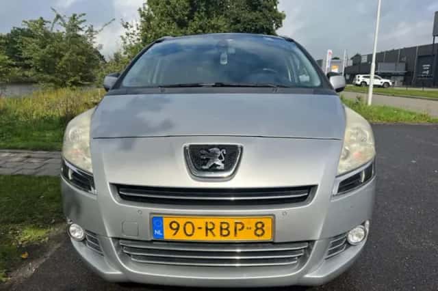 Peugeot 5008 (2011) thumbnail 5
