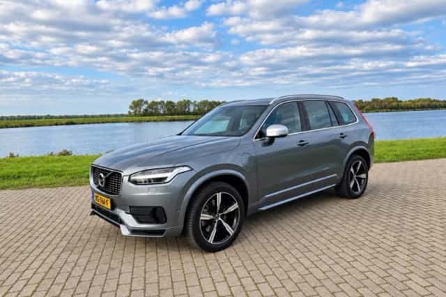 Volvo XC90 (2016) thumbnail 2