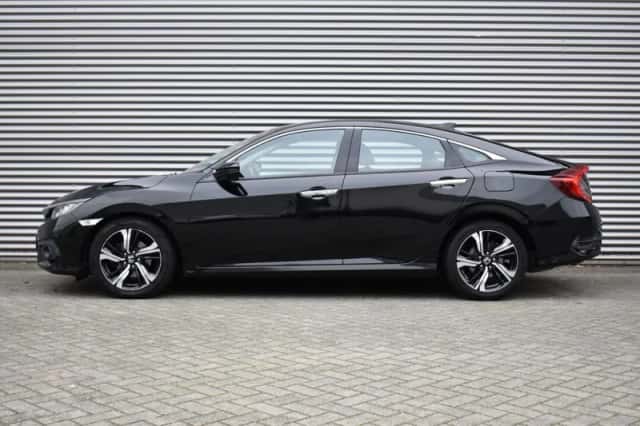Honda Civic (2018) thumbnail 2