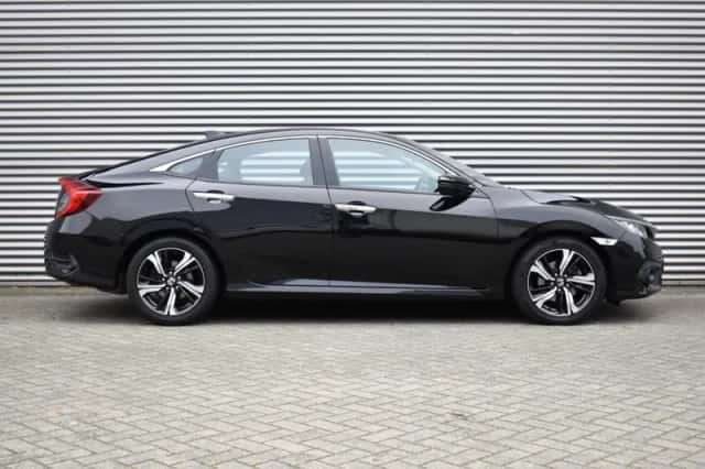 Honda Civic (2018) thumbnail 3