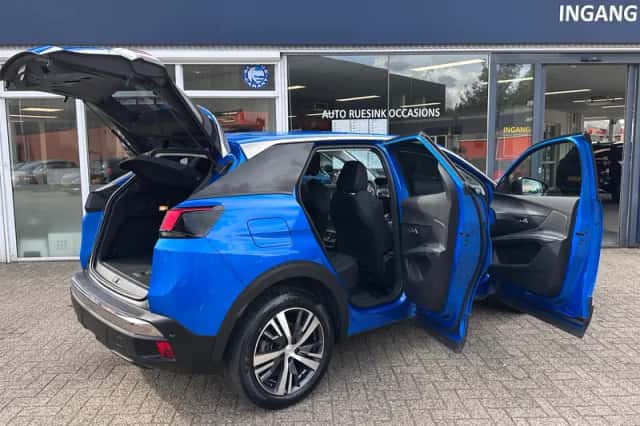 Peugeot 3008 (2023) thumbnail 4