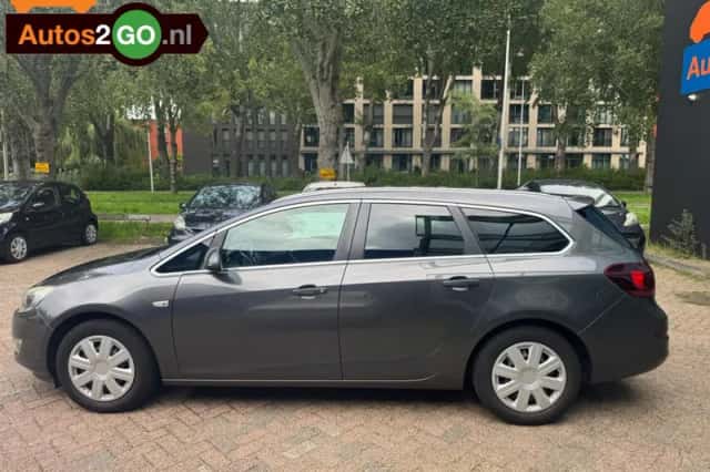 Opel Astra (2011) thumbnail 2