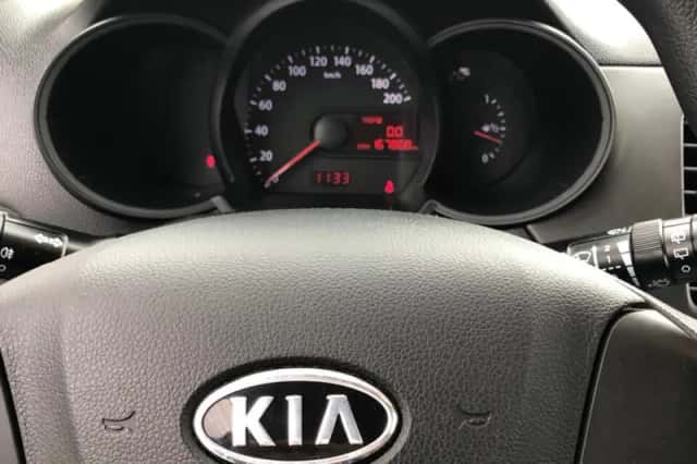 Kia Picanto (2011) thumbnail 5