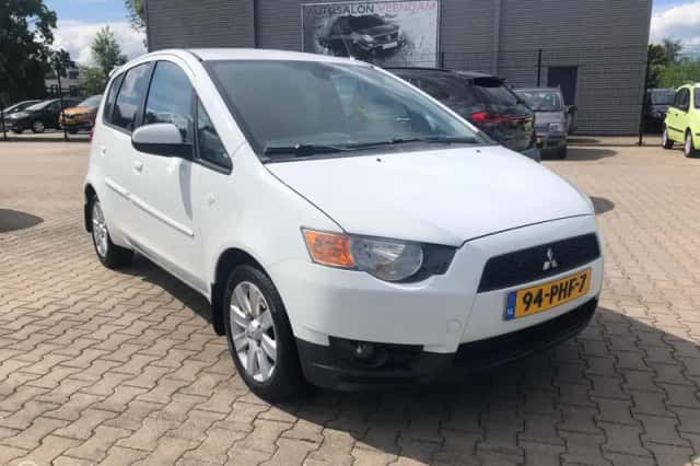 Mitsubishi Colt (2011) thumbnail 2