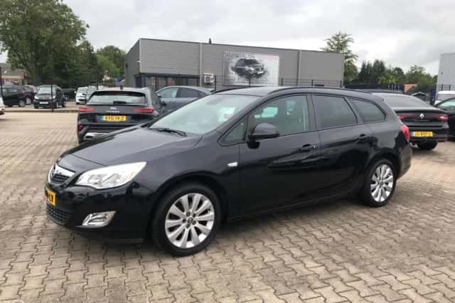 Opel Astra (2011) thumbnail 4
