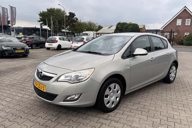 Opel Astra (2010) thumbnail 1