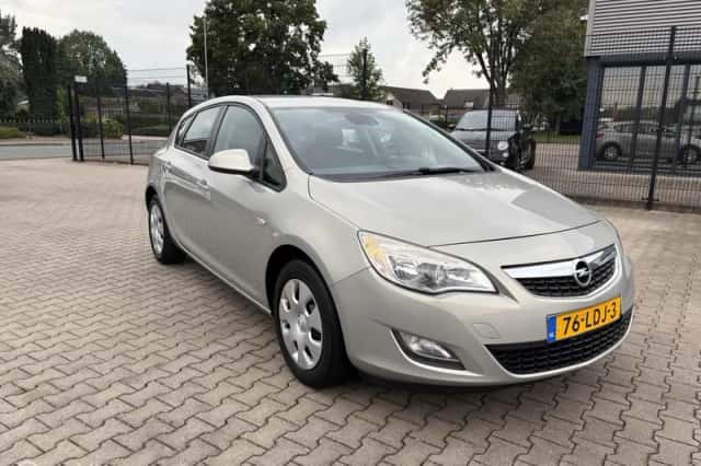 Opel Astra (2010) thumbnail 2