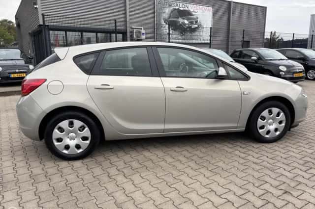 Opel Astra (2010) thumbnail 3