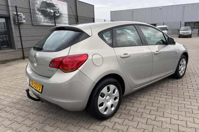 Opel Astra (2010) thumbnail 4