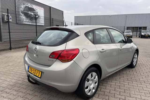 Opel Astra (2010) thumbnail 5