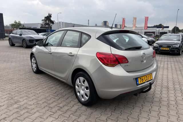Opel Astra (2010) thumbnail 6