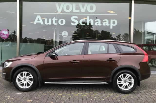 Volvo V60 Cross Country (2016) thumbnail 2
