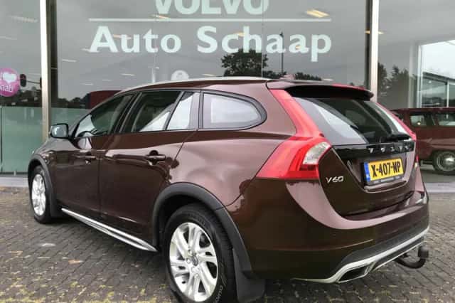 Volvo V60 Cross Country (2016) thumbnail 3