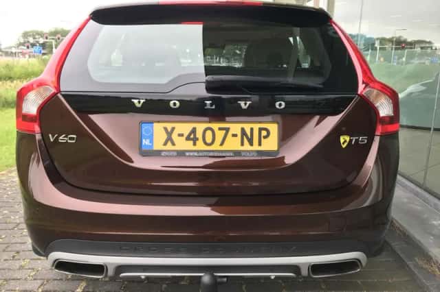 Volvo V60 Cross Country (2016) thumbnail 4