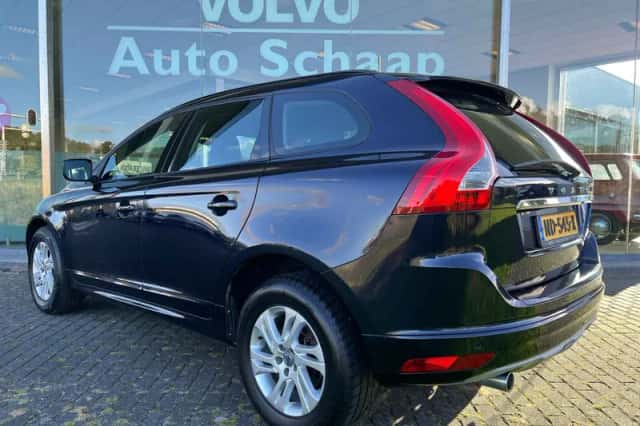 Volvo XC60 (2016) thumbnail 3