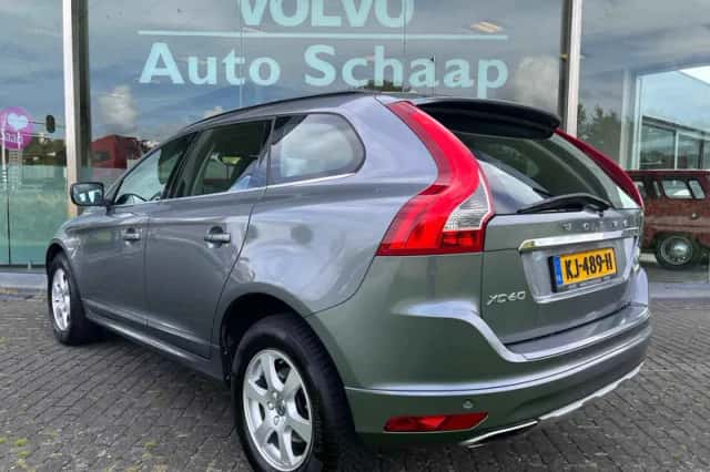 Volvo XC60 (2016) thumbnail 3