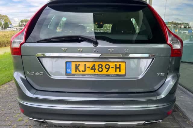 Volvo XC60 (2016) thumbnail 4