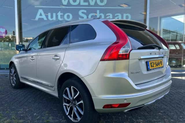 Volvo XC60 (2017) thumbnail 3
