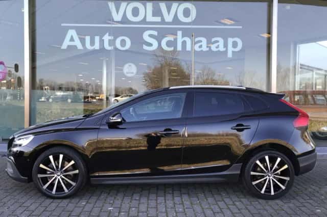 Volvo V40 Cross Country (2019) thumbnail 2