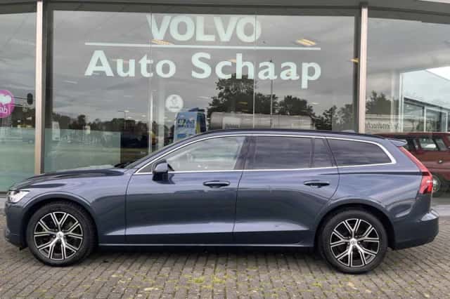 Volvo V60 (2023) thumbnail 2