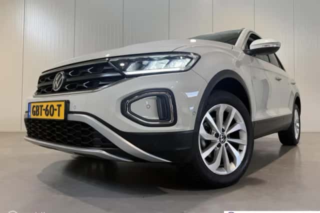 Volkswagen T-Roc (2024) thumbnail 3
