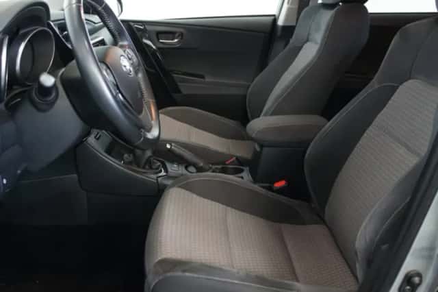Toyota Auris (2017) thumbnail 6