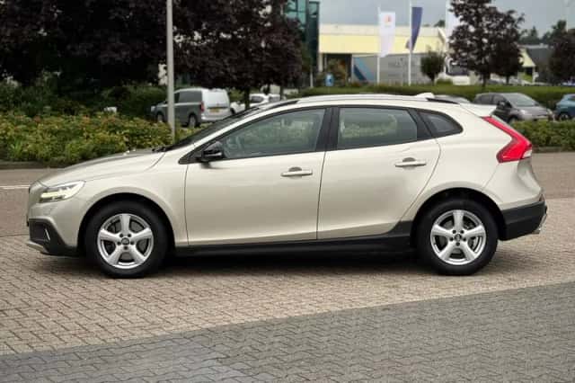 Volvo V40 (2017) thumbnail 2