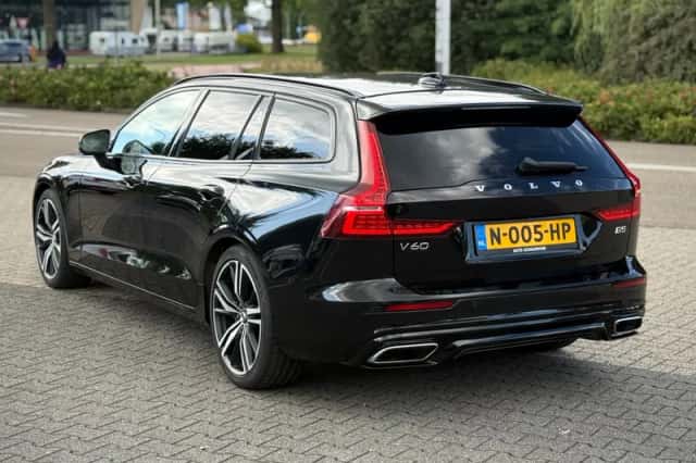 Volvo V60 (2021) thumbnail 3