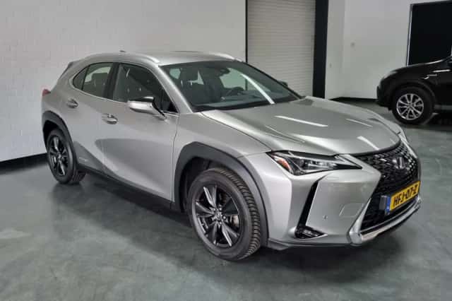 Lexus UX (2022) thumbnail 3