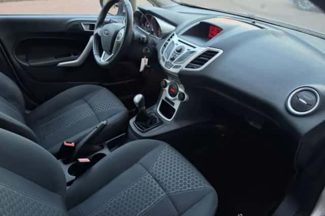 Ford Fiesta (2011) thumbnail 2
