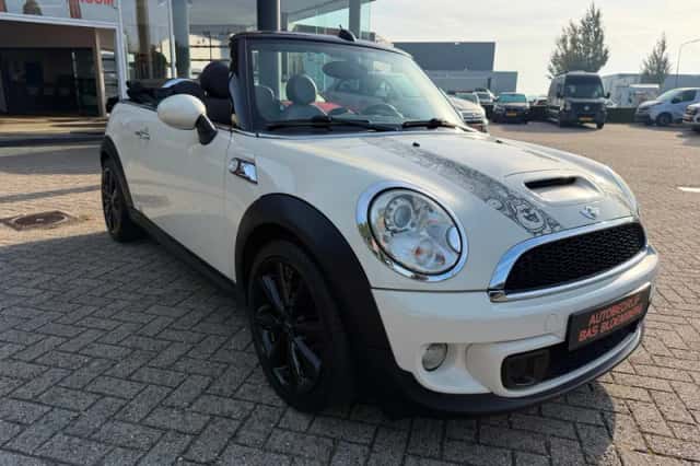 MINI Cabrio (2011) thumbnail 2