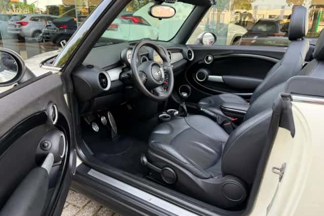 MINI Cabrio (2011) thumbnail 5