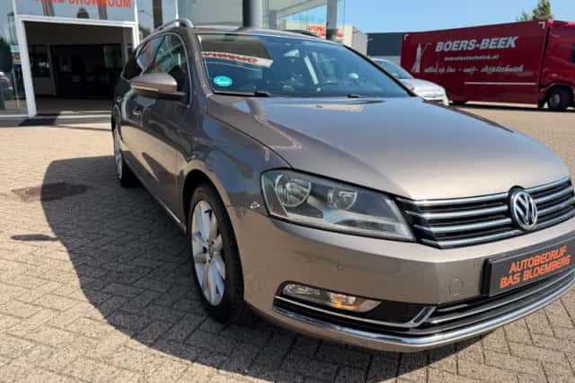 Volkswagen Passat (2011) thumbnail 2