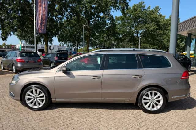 Volkswagen Passat (2011) thumbnail 4