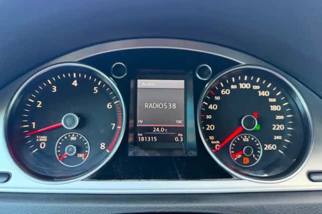 Volkswagen Passat (2011) thumbnail 5