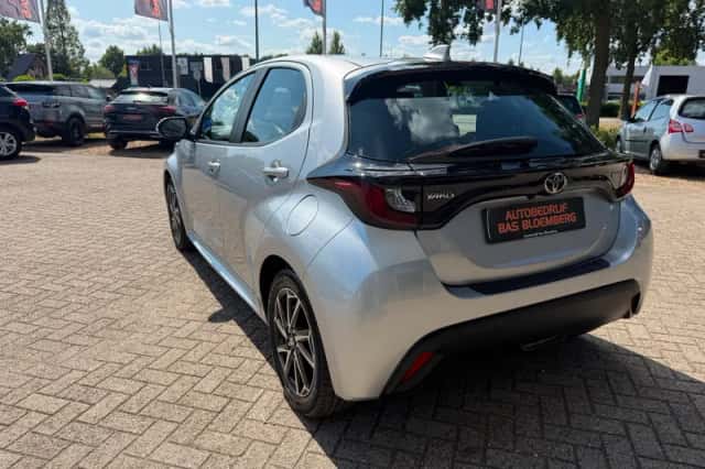 Toyota Yaris (2024) thumbnail 3