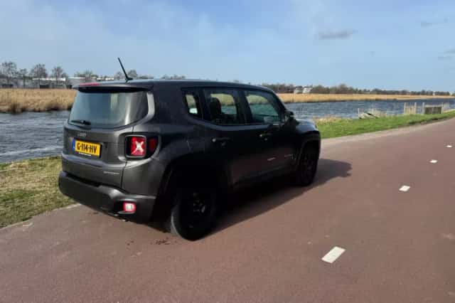 Jeep Renegade (2017) thumbnail 6