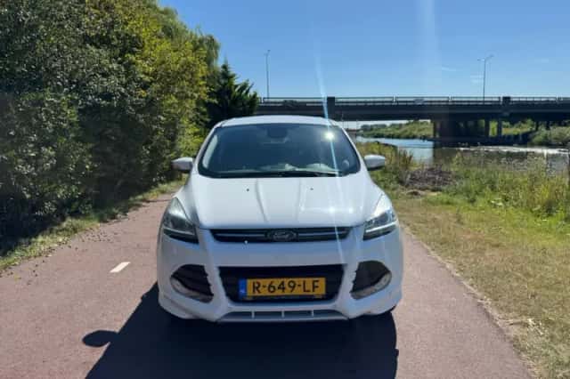 Ford Kuga (2016) thumbnail 2