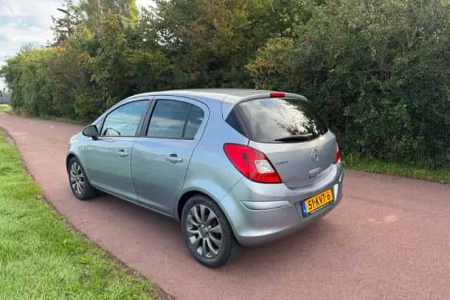Opel Corsa (2010) thumbnail 3