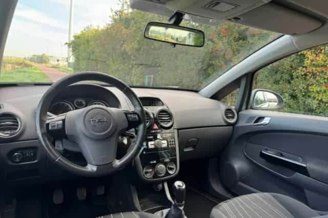 Opel Corsa (2010) thumbnail 6