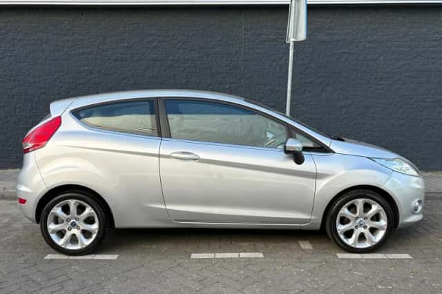 Ford Fiesta (2010) thumbnail 3